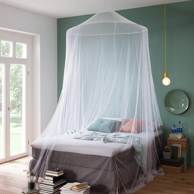 Moskitonetz ohne Bohren an der Decke über dem Bett