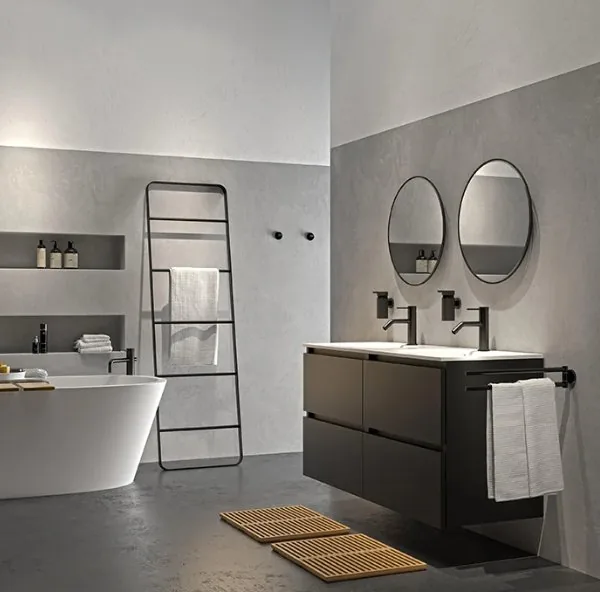 Modernes Badezimmer mit Fliesenwand