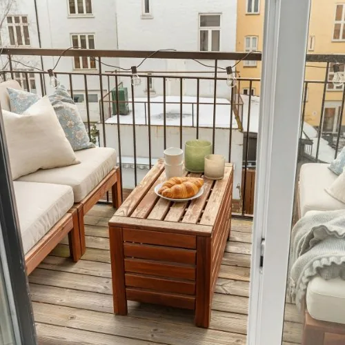 Gemütlich gestalteter Balkon mit Sitzecke