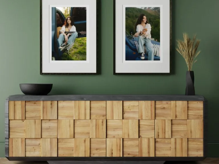 Bilder über einem Sideboard aus Holz