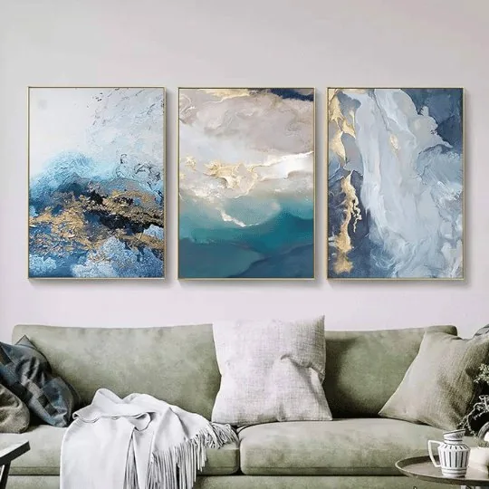 Drei Bilder über dem Sofa ohne Nagel in der Wand