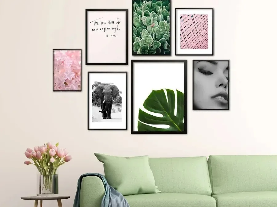 Bilderwand mit Pflanzenmotiven über dem Sofa