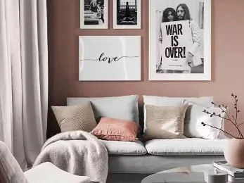 Bilderwand an einer verputzten Wand im Wohnzimmer