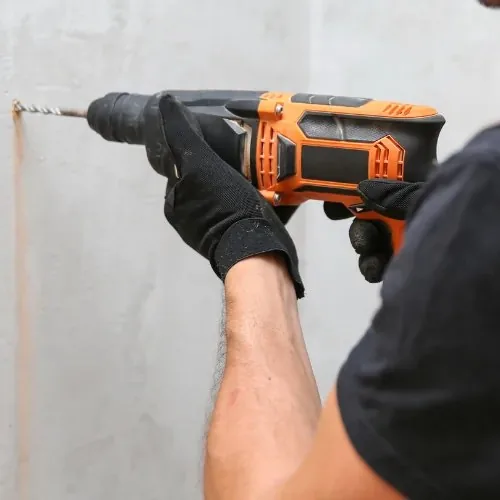 Bohrhammer in einer Betonwand