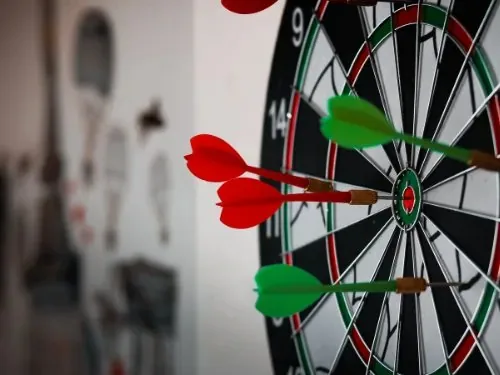 Bunte Dartpfeile in der Scheibe
