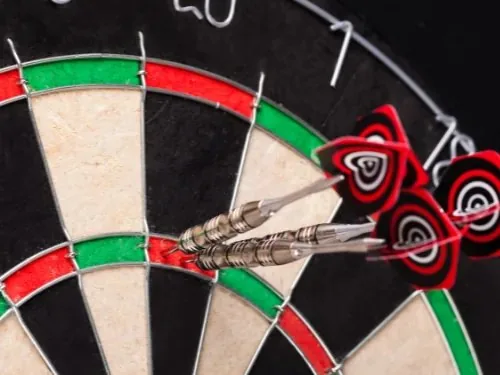 Dartpfeile in der Dartscheibe