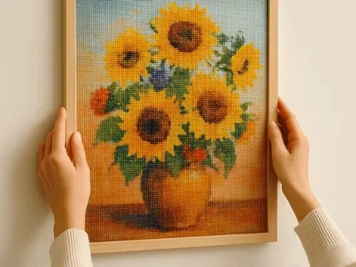 Gerahmtes Diamond Painting mit Sonnenblumen an der Wand