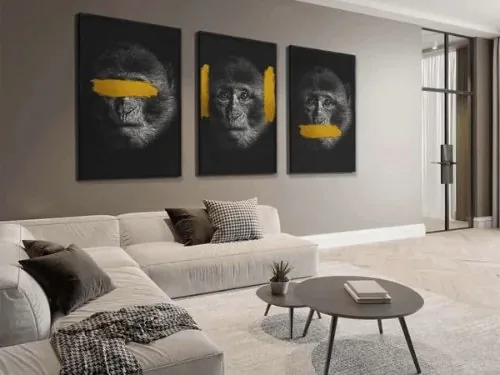 Drei Leinwände nebeneinander im Wohnzimmer