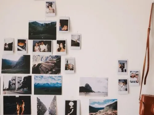 Fotowand mit Polaroids und Fotos