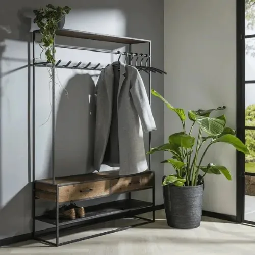 Garderobe mit Mantel im Flur