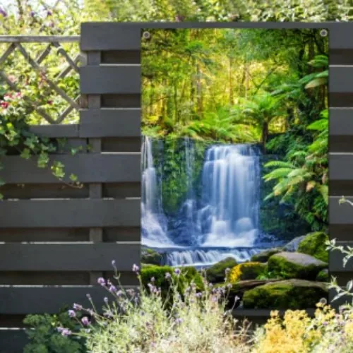 Gartenbild mit Wasserfall im Sichtschutzzaun