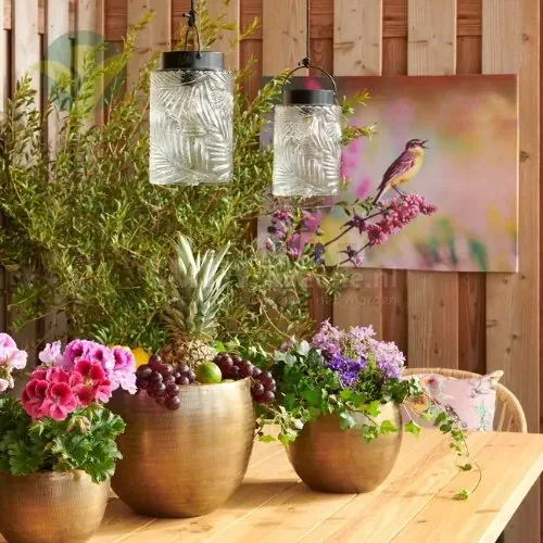 Gartenposter mit Vogelmotiv am Holzzaun