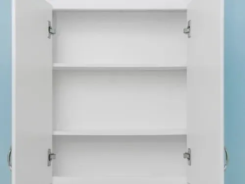 Schrank an Wand befestigen ohne Bohren: 3 Fragen vorab
