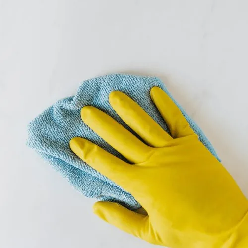 Oberfläche vor dem Ankleben gründlich reinigen