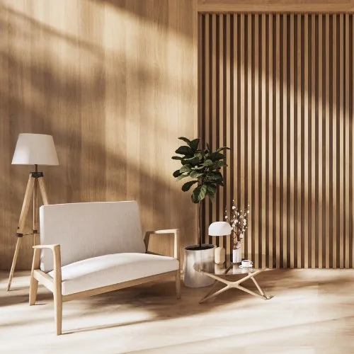 Wohnzimmer mit Holzlamellen an der Wand