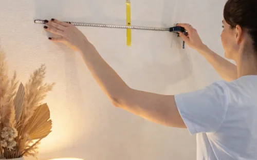 Klebenagel nach Wand wählen: Stelle an der Wand ausmessen
