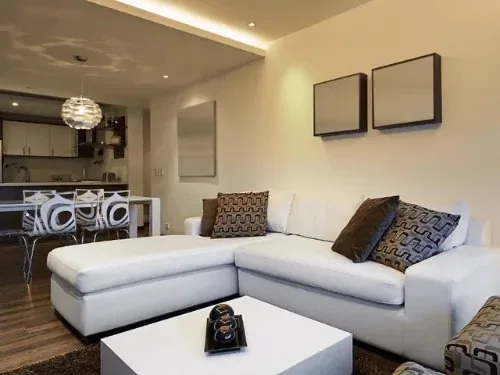 Wohnzimmer mit LED-Deckenbeleuchtung