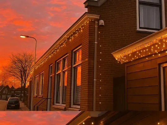 Klinkerfassade mit Lichterkette am Abend