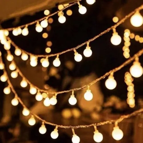 Lichterkette an Decke befestigen: warmweiße Lichterkette hängt locker in Bögen