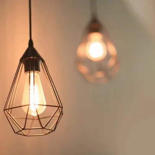 Pendelleuchten mit Glühbirnen an der Decke