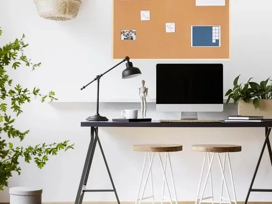 Pinnwand im hellen Homeoffice