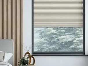 Plissee am Fenster im Schlafzimmer