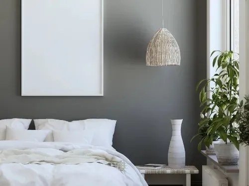 WG-Zimmer einrichten mit ruhiger Schlafecke: Bett unter einem großen Bilderrahmen