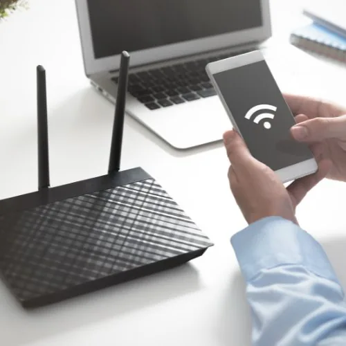 Router mit Antennen und Smartphone