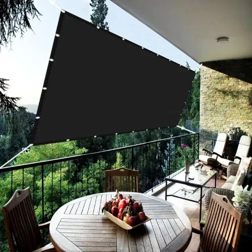 Sonnensegel am Balkon über dem Esstisch