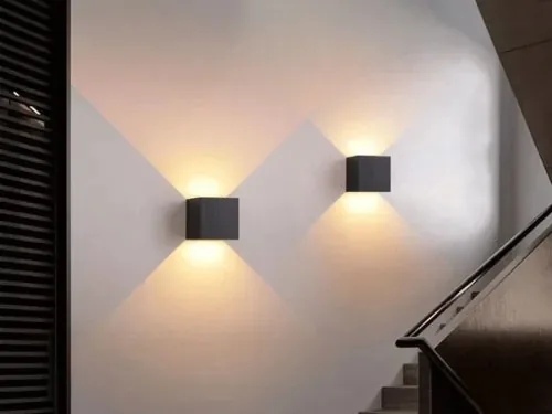 Zwei Wandleuchten im Treppenhaus