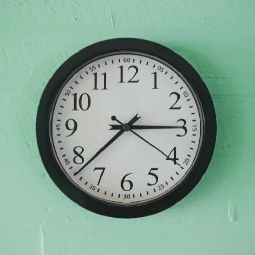 Wanduhr an einer grünen Wand