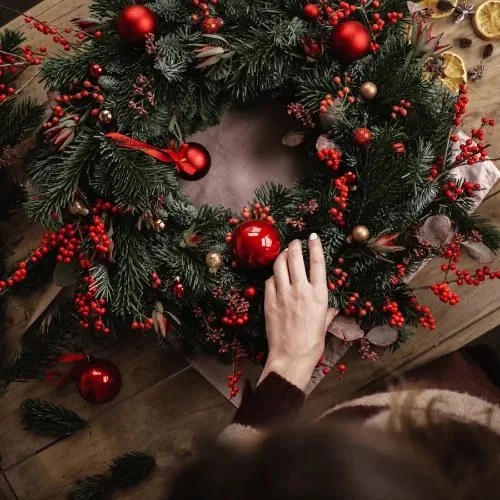 Weihnachtskranz mit roten Kugeln