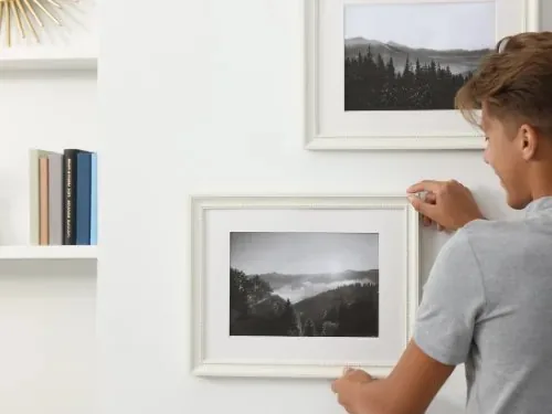 Weiße Bilderrahmen an der Wand aufhängen