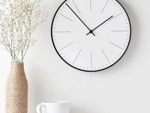Moderne weiße Wanduhr an der Wand