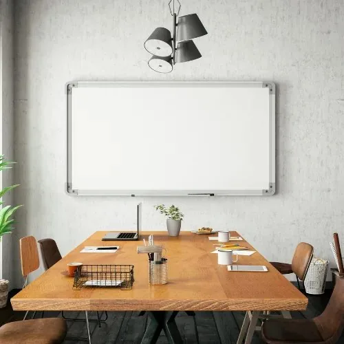 Whiteboard aufhängen ohne Bohren: Whiteboard an der Wand im Besprechungsraum